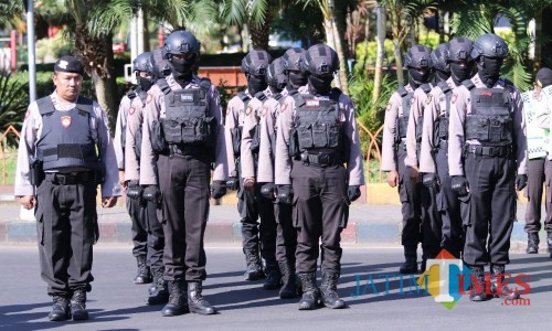 Anggota Polres Batu saat melakukan apel di Alun-Alun Kota Batu beberapa saat lalu.