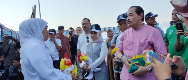Gubernur Jatim Khofifah ketika sidak ke Stadion Lamongan