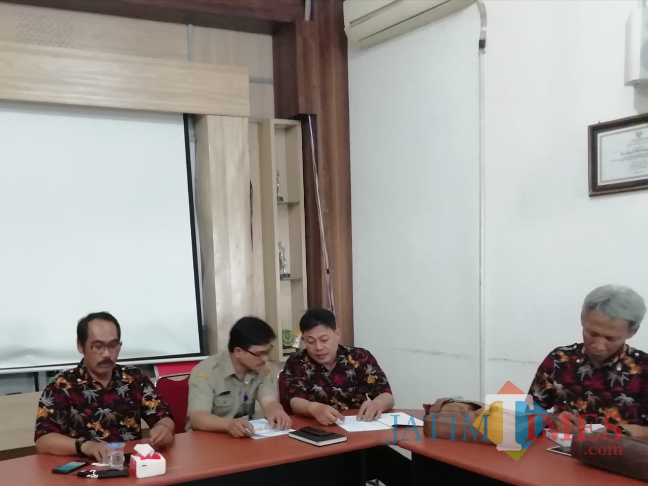 Imam Zuhdi Ketua KONI Kabupaten Malang (kiri) optimis mampu pertahankan posisi juara dan naik peringkat di Porprov Jatim 2019 (Nana)