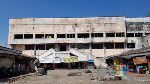 Hari ini Bupati Lumajang meninjau renovasi gedung bioskop Plaza (Foto : Moch. R. Abdul Fatah / Jatim TIMES)