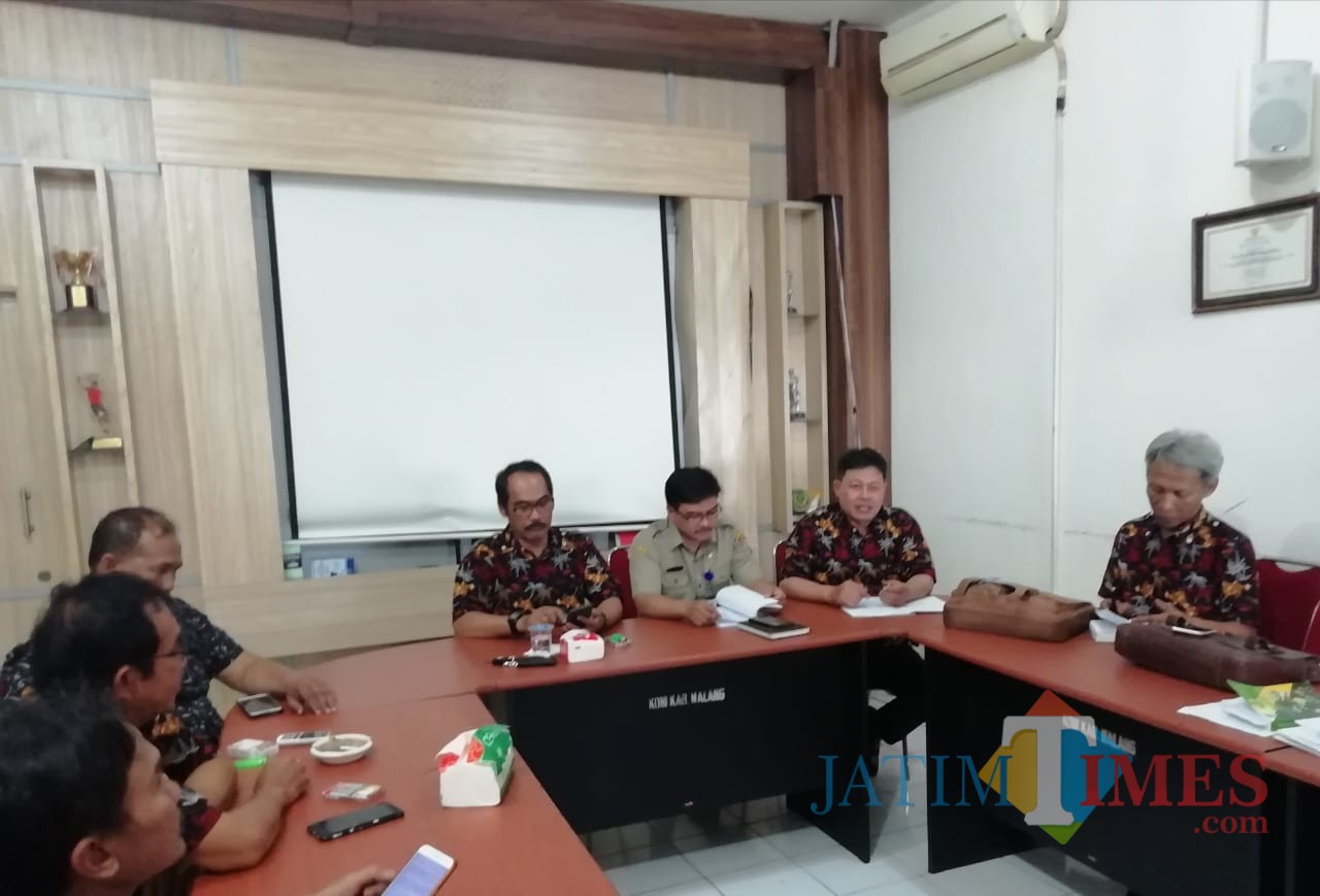 Ketua KONI Kabupaten Malang Imam Zuhdi (kiri depan) dalam konferensi pers terkait persiapan Porprov Jatim 2019, Senin (24/06/2019) (Nana)