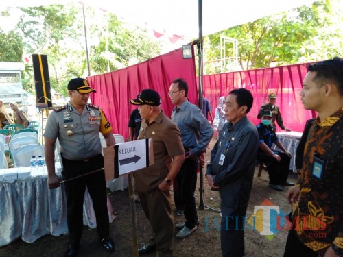 Kapolres Malang AKBP Yade Setiawan Ujung (satu dari kiri) dan Plt Bupati Malang Sanusi saat meninjau TPS di Pilkades terdahulu (dok MalangTIMES)