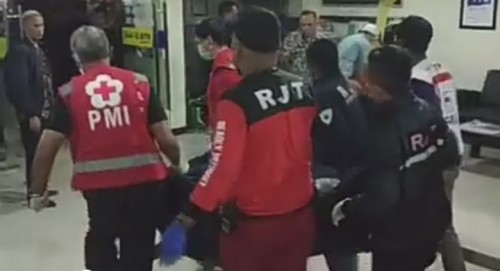 Korban yang dievakuasi oleh tim relawan (ist)