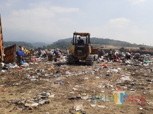Aktivitas pemulung di kawasan TPA Supit Urang, Kecamatan Sukun Kota Malang (Arifina Cahyanti Firdausi/MalangTIMES)