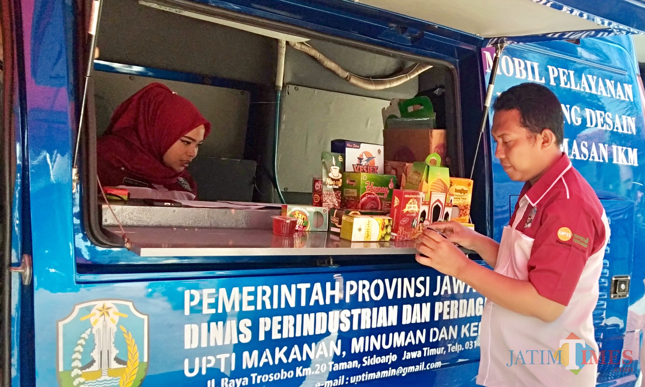 Petugas saat berada di mobil pelayanan di Desa Pandanrejo, Kecamatan Bumiaji, Senin (24/6/2019). (Foto: Irsya Richa/MalangTIMES)