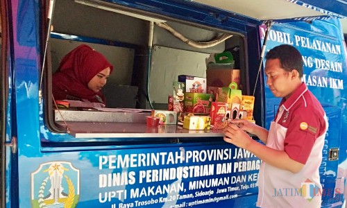 Petugas saat berada di mobil pelayanan di Desa Pandanrejo, Kecamatan Bumiaji, Senin (24/6/2019). (Foto: Irsya Richa/MalangTIMES)