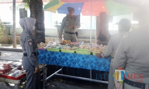 Satpol PP saat melakukan penertiban PKL (Foto Heru Hartanto / Situbondo TIMES)