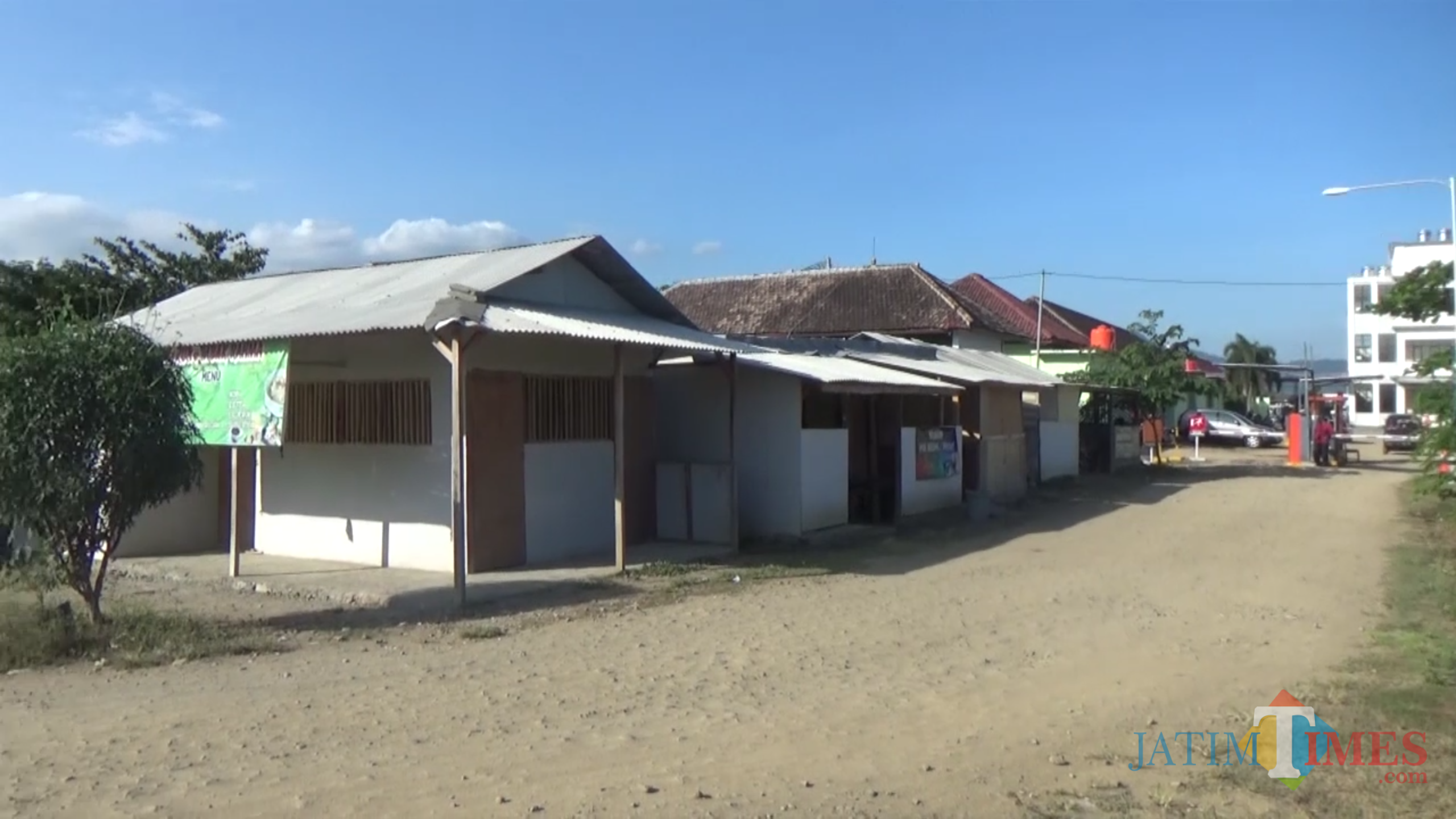 Warung semi permanen berdiri tanpa izin di kawasan RSUD Dr. Soedomo Trenggalek