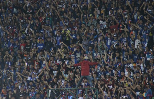 Aremania ketika mendukung tim kesayangannya di Stadion Gajayana. (Hendra Saputra)