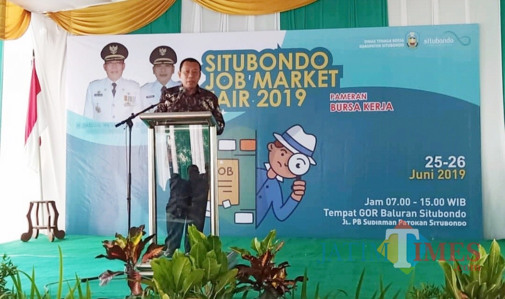 Bupati Dadang saat membuka Situbondo Market Job Fair. (Foto Heru Hartanto / Situbondo TIMES)