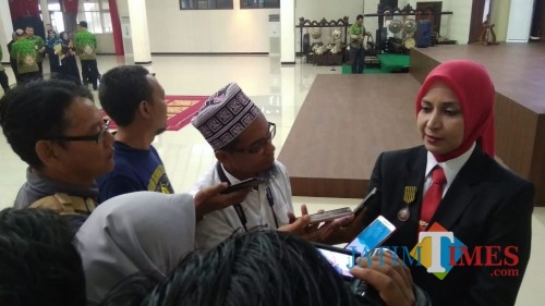 Bupati Jember dr. Hj. Faida MMR saat wawancara dengan wartawan usai pelantikan (foto : Nanang / Jatim TIMES)
