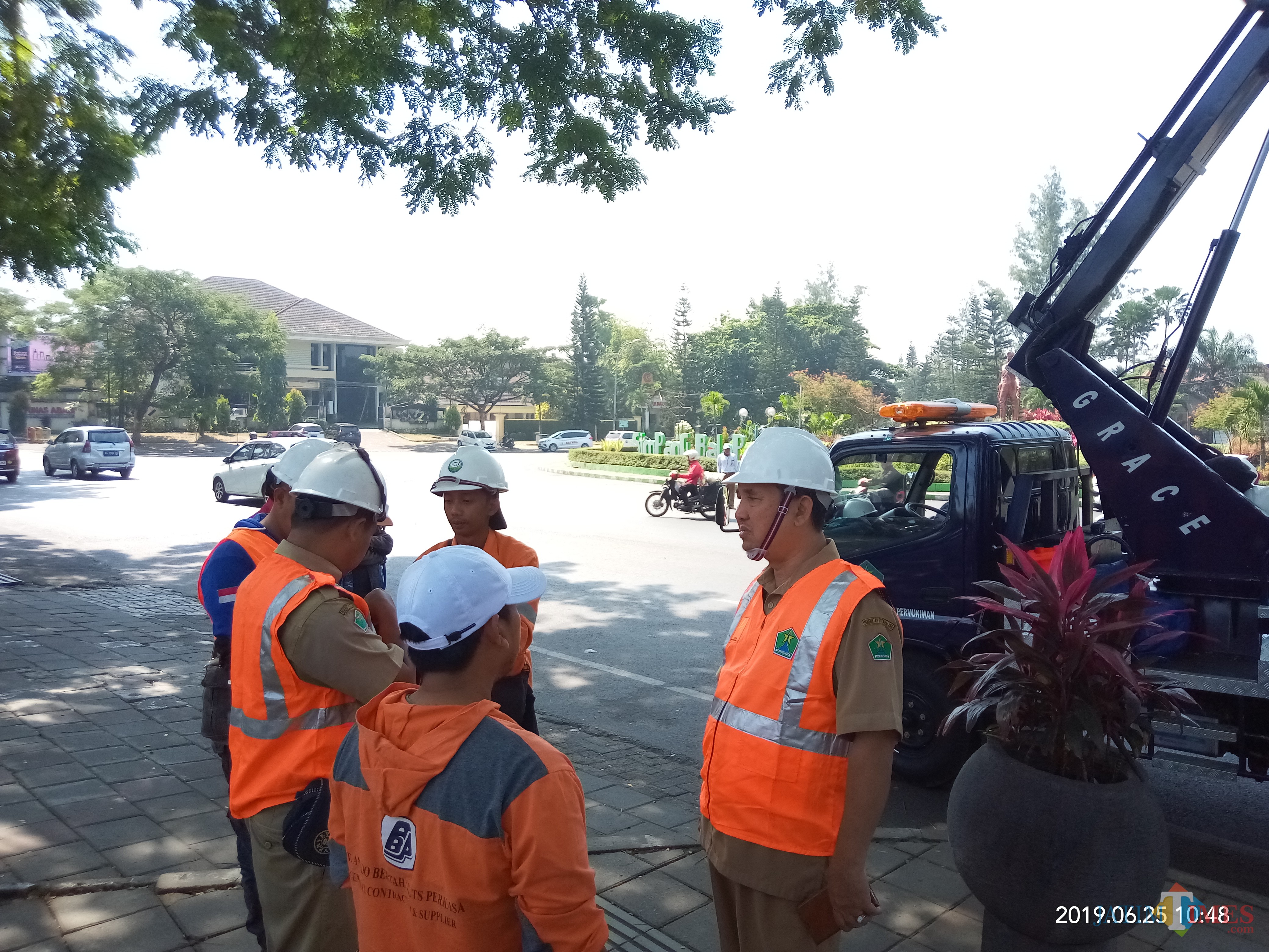 Kabid PJU Agus Sunarhadi (kanan) saat bersama timnya berkoordinasi melakukan perawatan PJU. (Anggara Sudiongko/MalangTIMES)