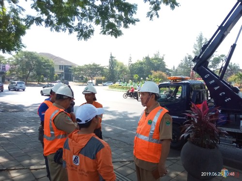 Kabid PJU Agus Sunarhadi (kanan) saat bersama timnya berkoordinasi melakukan perawatan PJU. (Anggara Sudiongko/MalangTIMES)
