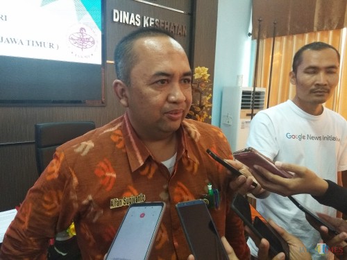 Kabid Pencegahan dan Pengendalian Penyakit Dinas Kesehatan Kota Kediri Alfan Julianto saat memberikan keterangan usai sosialisasi. (eko Arif s /JatimTimes)