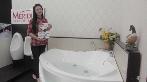 Karyawan menunjukkan bathub Aquamarine White produk baru Graha Bangunan.(Foto : Aunur Rofiq/BlitarTIMES)