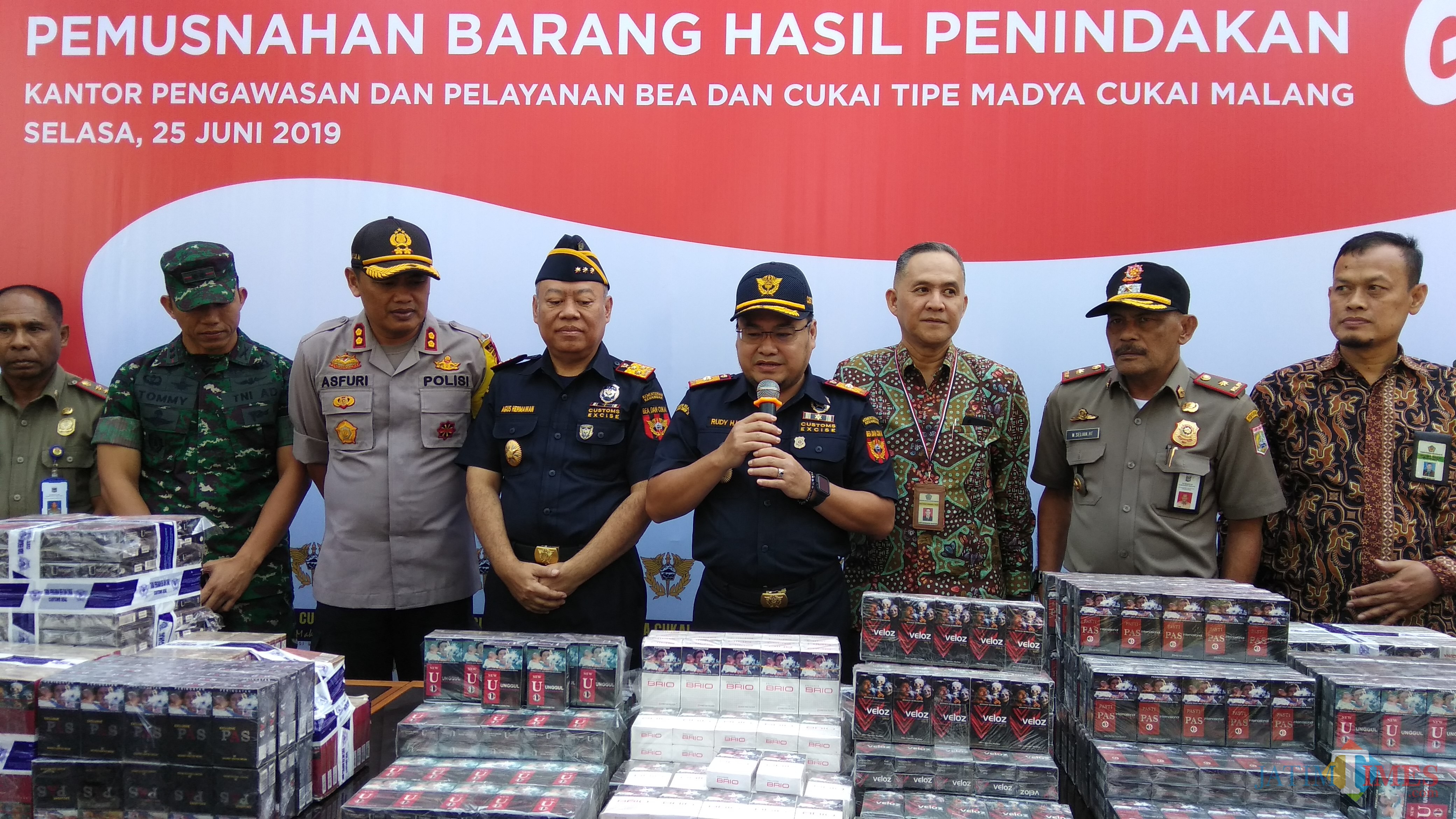 Kegiatan pemusnahan barang hasil penindakan Kantor Bea Cukai Malang periode Januari-Mei 2019. (Foto: Nurlayla Ratri/MalangTIMES)