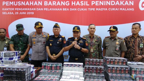 Kegiatan pemusnahan barang hasil penindakan Kantor Bea Cukai Malang periode Januari-Mei 2019. (Foto: Nurlayla Ratri/MalangTIMES)