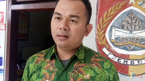 Lurah Tegal Besar Anto Purwanto saat memberikan keterangan pers. (foto : Moh. Ali Makrus / Jatim TIMES)