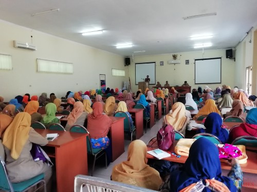 Kepala Dinas Pendidikan Kabupaten Malang M. Hidayat saat memberikan sambutan dan motivasi kepada para guru untuk terus meningkatkan kinerjanya. (Nana)