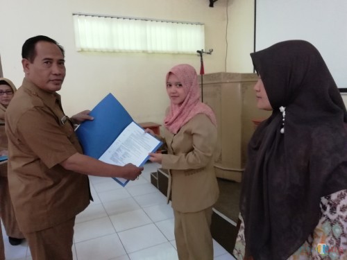 Kepala Dinas Pendidikan Kabupaten Malang M. Hidayat saat menyerahkan secara simbolis SK penyetaraan guru non-PNS, Selasa (25/06/2019). (Nana)