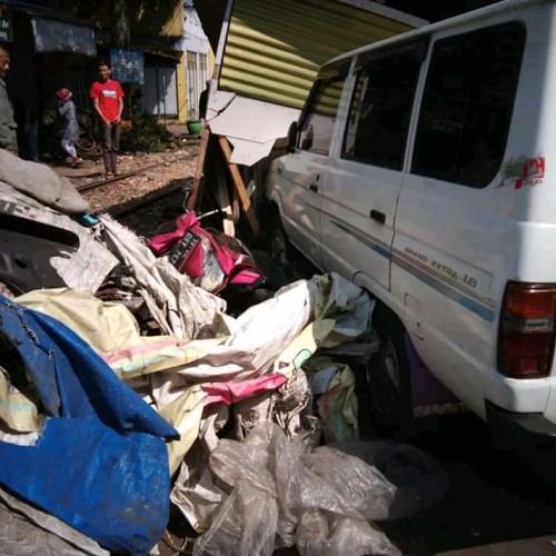 Mobil yang menabrak motor DNA bengkel di kawasan Jalan Irian Jaya (Istimewa)