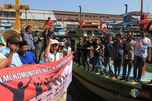 Nelayan Kota Probolinggo deklarasi tolak ajakan berdemo diatas kapal (Agus Salam/Jatim TIMES)