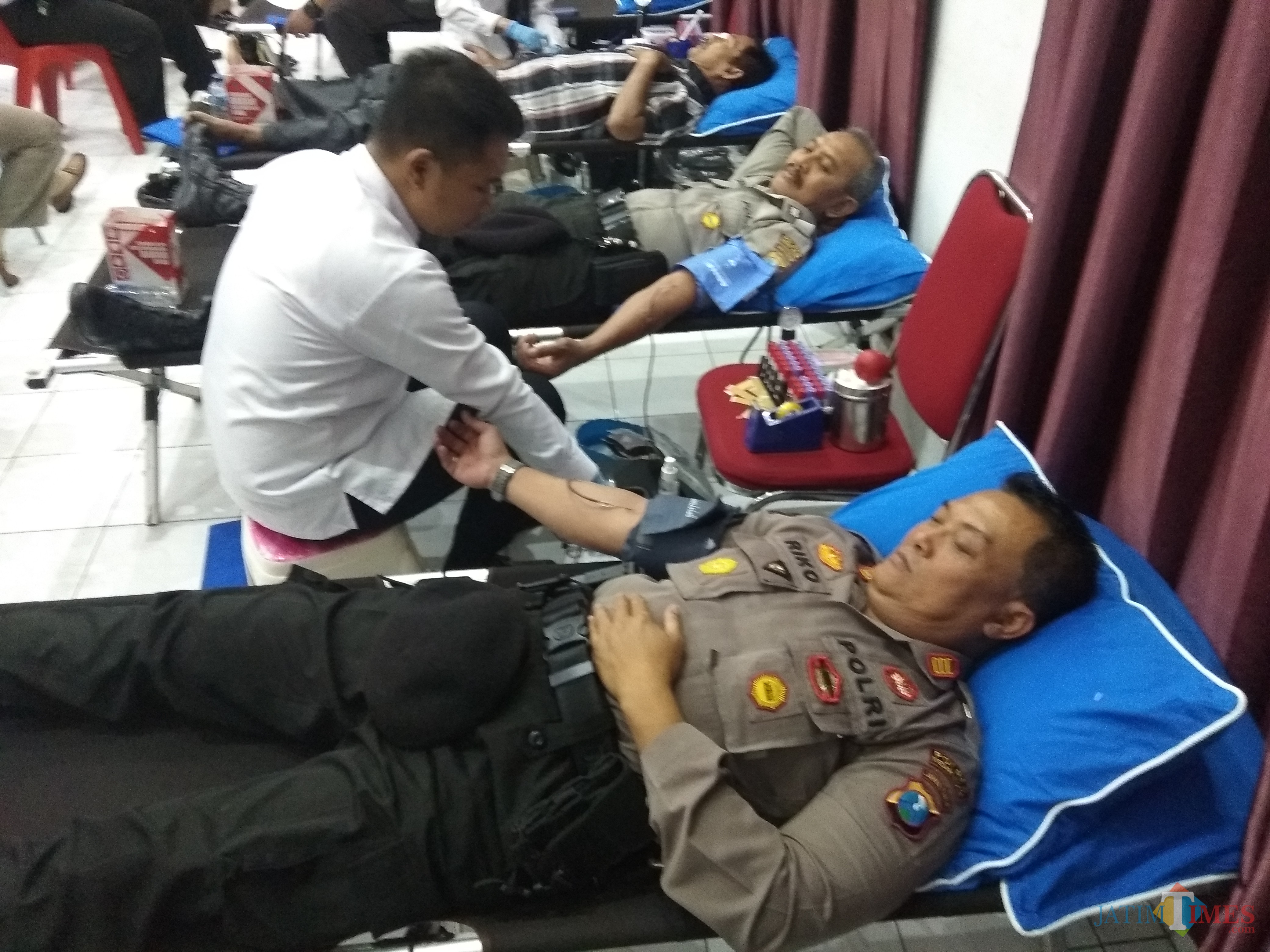 Para anggota kepolisian saat mendonorkan darahnya. (eko Arif s /JatimTimes)