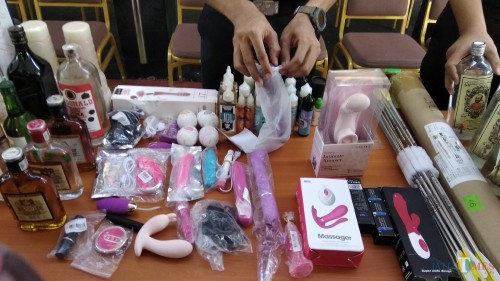 Petugas Bea Cukai Malang memusnahkan barang terlarang dan dibatasi, termasuk sex toys. (Foto: Nurlayla Ratri/MalangTIMES)