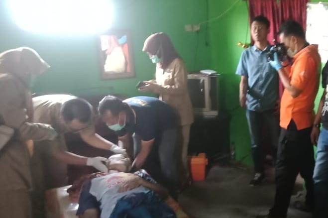 Petugas dari kepolisian ketika melakukan olah TKP. (Foto: Ist)