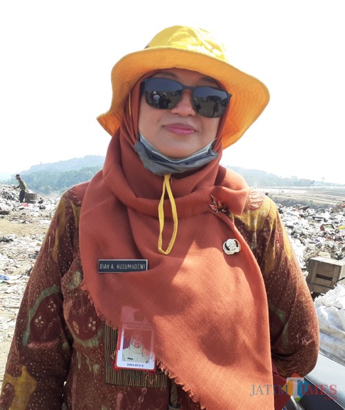 Plt Kepala DLH Kota Malang Diah Ayu Kusumadewi saat menghadiri kegiatan Pembinaan Daerah Rawan Pembuangan Sampah Liar. (Arifina Cahyanti Firdausi/MalangTIMES)