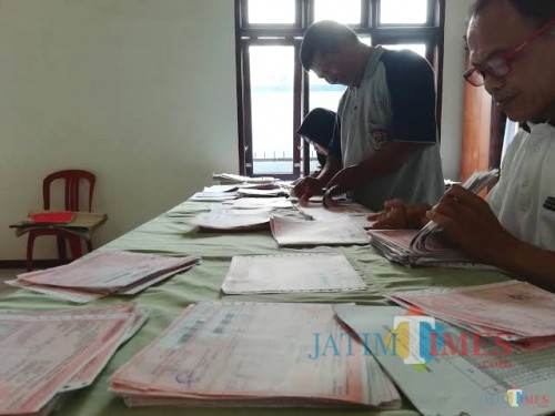 Proses pengecekan SPPT PBB-P2 di tingkat desa oleh perangkat desa sebagai petugas pungut pajak di wilayahnya (Nana)
