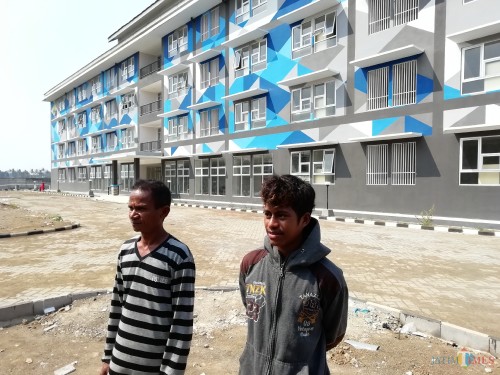 Samuel dan Arianto asal NTT, pekerja pembangunan rusunawa ASN yang belum dibayar upahnya dan tertahan di Kepanjen. (Nana)