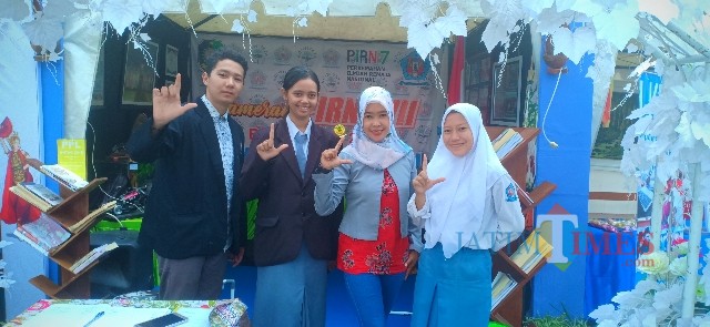 Stand SMAN 1 Kota Banyuwangi, salah satu peserta PIRN 2019 dan Bupati Banyuwangi Abdullah Azwar Anas saat meninjau salah satu stan