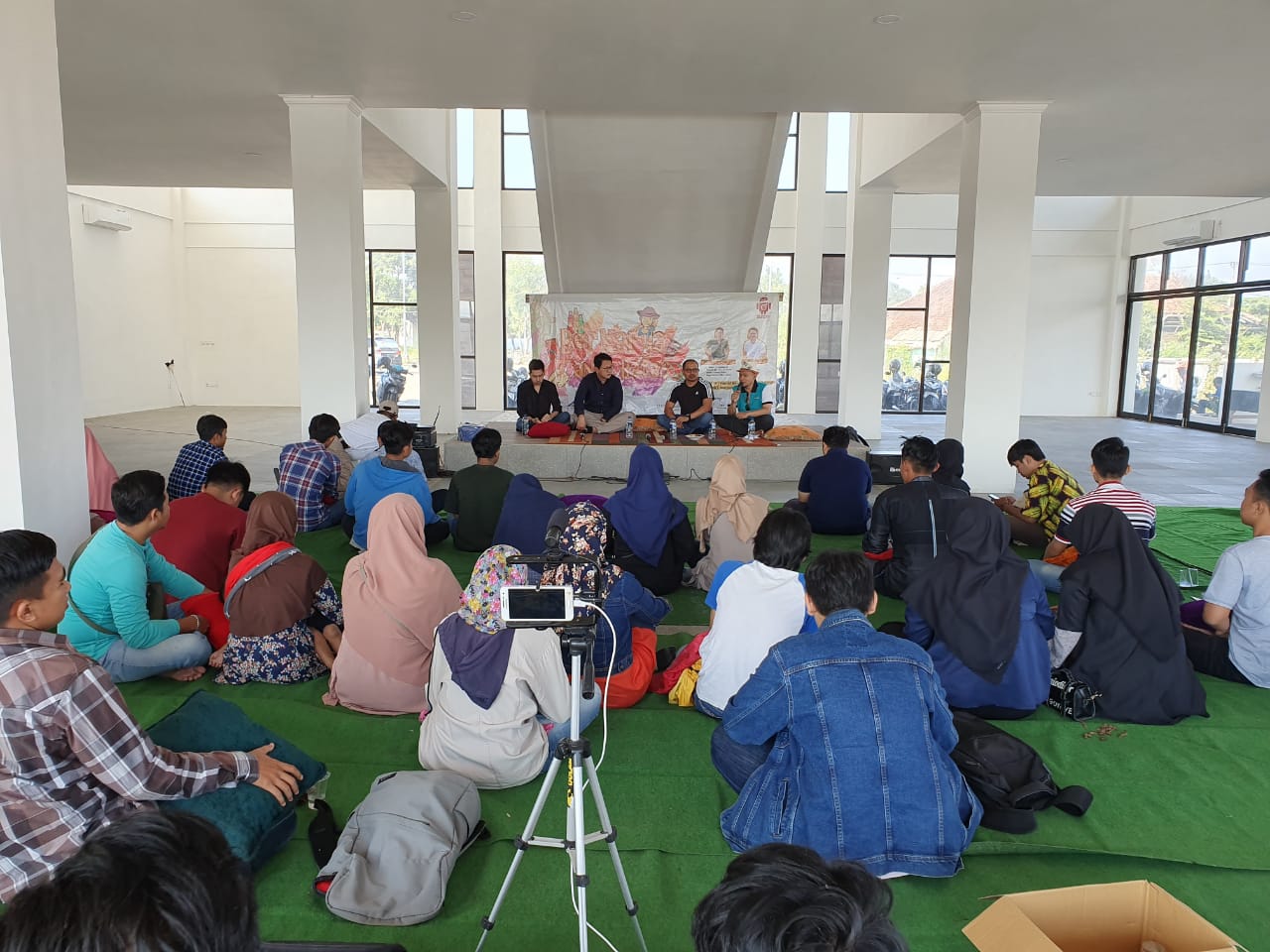 Suasana Diskusi kewirausahaan yang dihelar di Pantai Boom.