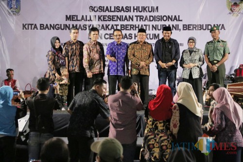 Biro Hukum Setdaprov Jatim dan Bagian Hukum Setda Kota Kediri dalam acara sosialisasi hukum melalui kesenian. Foto: (Bambang Setiono/JatimTIMES)