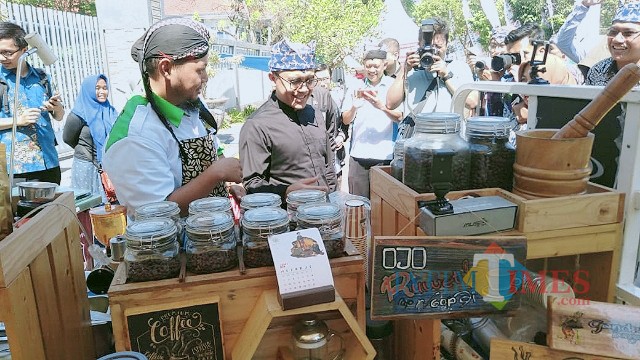 Bupati Anas saat meninjau salah satu stand pameran di PIRN 2019