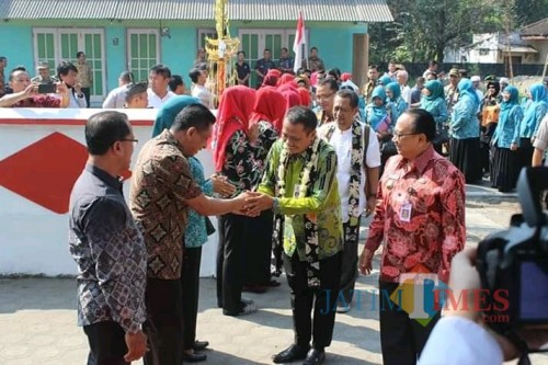 Bupati dan Wakil Bupati Blitar saat menyambut kedatangan tim penilai lomba desa tingkat provinsi.(Foto : Team BlitarTIMES)