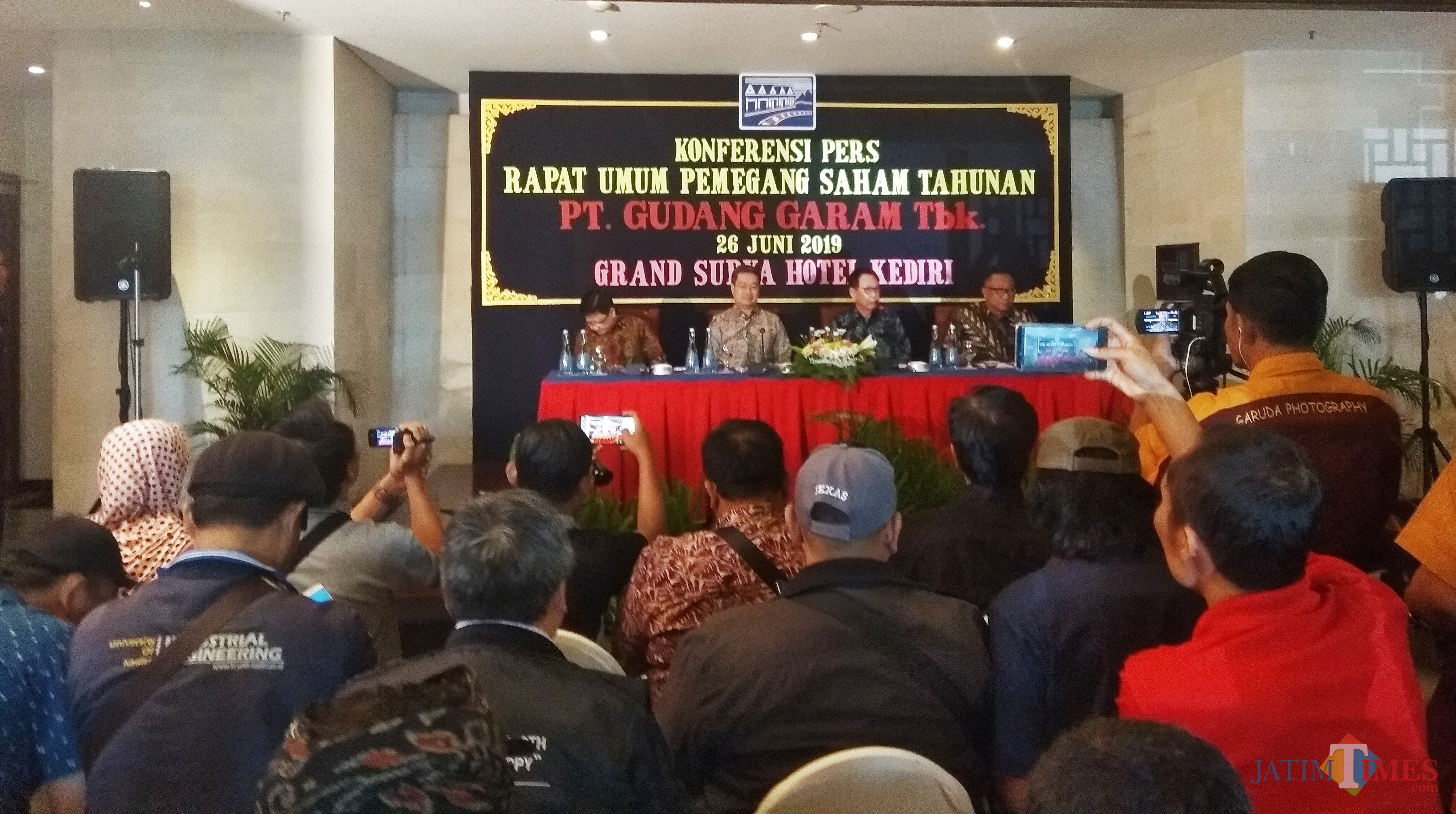 Direksi PT Gudang Garam saat menggelar press rilis. (Eko Arif S /JatimTIMES)