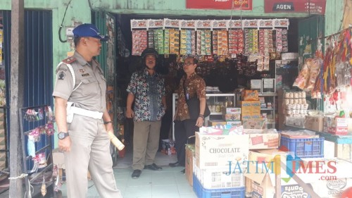 Disperindag dan tim gabungan saat sidak rokok ilegal.(Foto : Team BlitarTIMES)