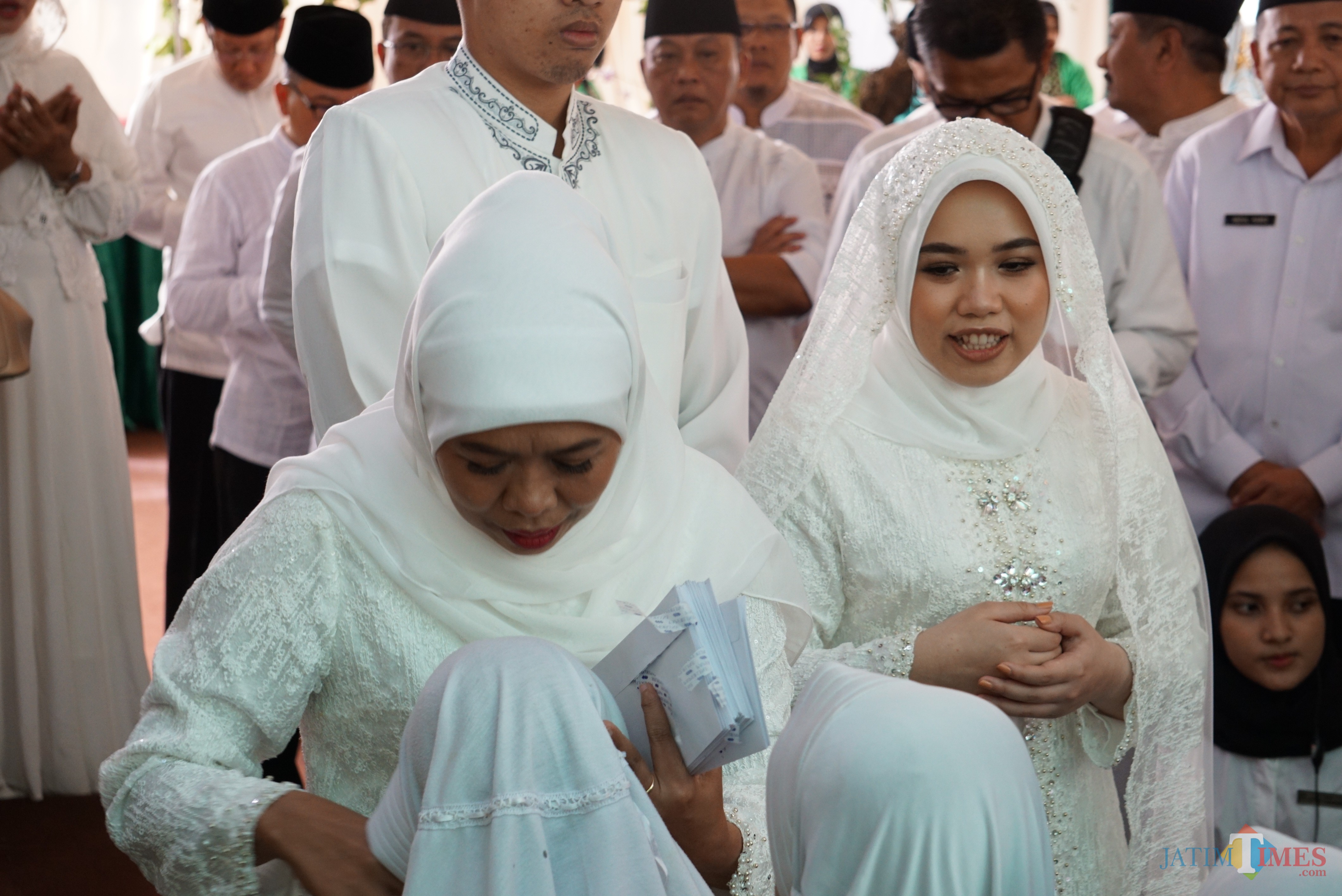Gubernur Jatim Khofifah bersama putri pertamanya Patimasang saat pengajian