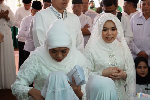 Gubernur Jatim Khofifah bersama putri pertamanya Patimasang saat pengajian