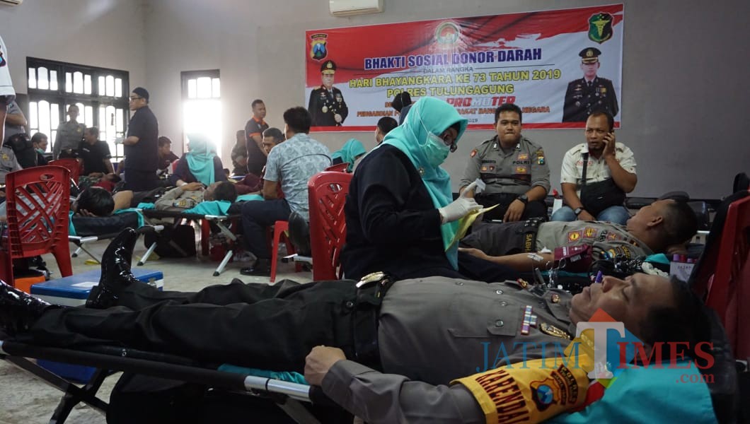 Para anggota Polres antri donor kan darah di gedung serbaguna Bhayangkara (Foto : Dokpol / TulungagungTIMES )