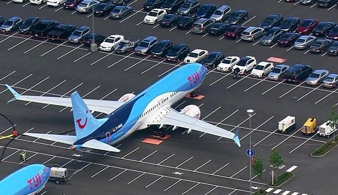 Pesawat yang terparkir di tempat parkiran mobil. (Foto: instagram @airplane_pic)