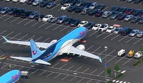Pesawat yang terparkir di tempat parkiran mobil. (Foto: instagram @airplane_pic)