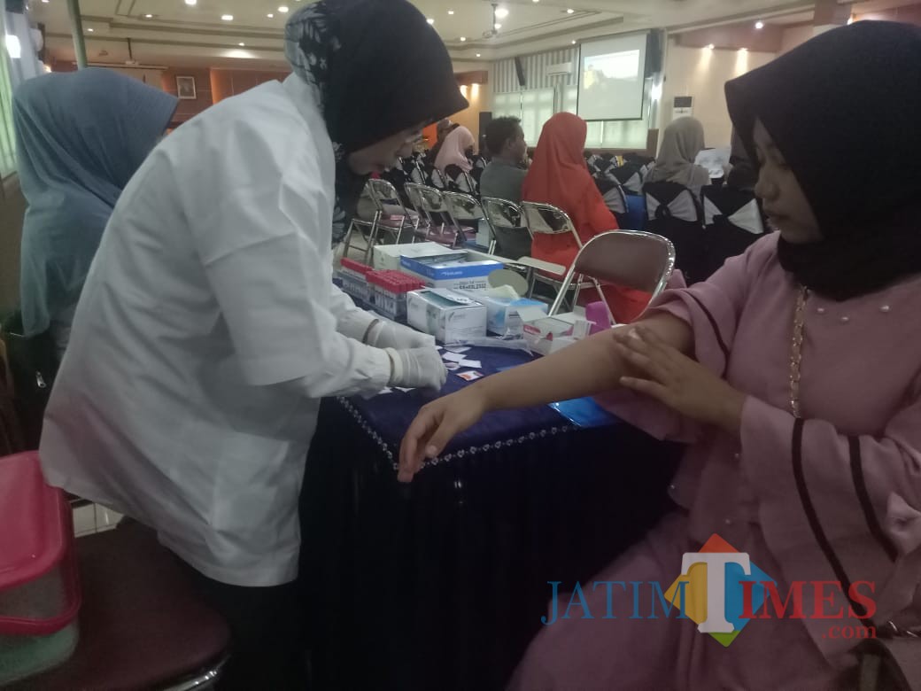 Salah satu peserta saat diambil darahnya (Agus Salam/Jatim TIMES)