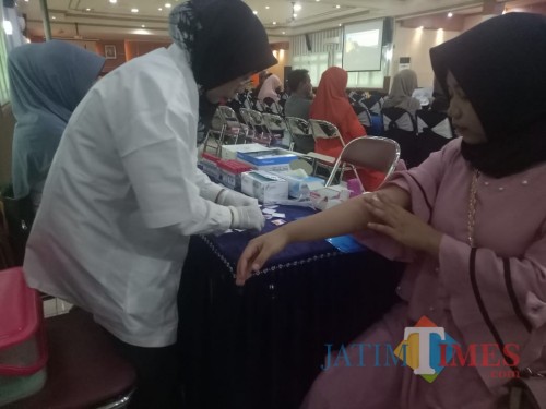 Salah satu peserta saat diambil darahnya (Agus Salam/Jatim TIMES)