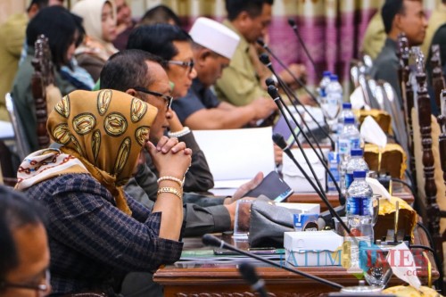 Sejumlah anggota DPRD Kota Probolinggo saat mendengarkan pembacaan jawaban fraksi atas 2 Raperda (Agus Salam/Jatim TIMES)