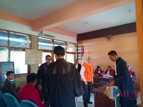 Terdakwa Thomas (baju orange) saat mengikuti persidangan (Anggara Sudiongko/MalangTIMES)