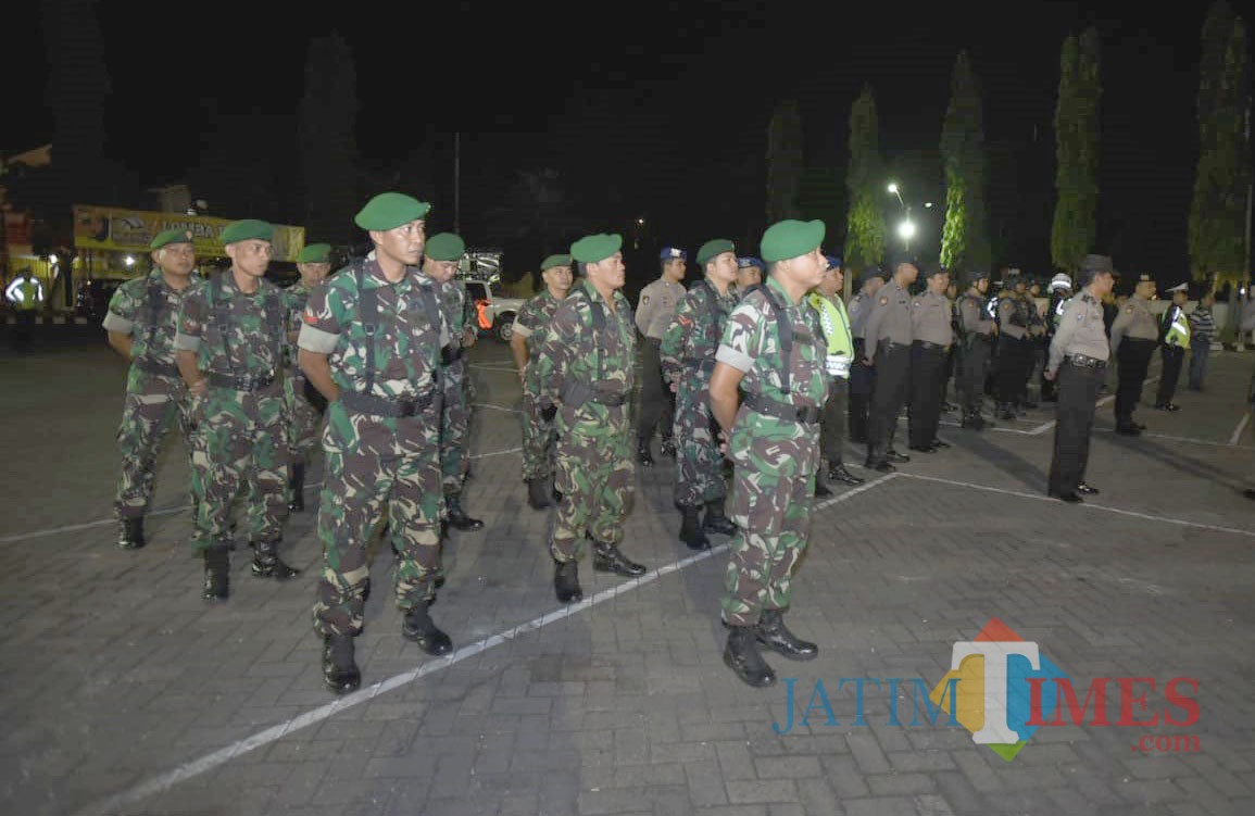 Apel siaga TNI-Polri di halaman depan Mapolres Situbondo. (Foto Heru Hartanto / Situbondo TIMES)