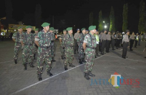 Apel siaga TNI-Polri di halaman depan Mapolres Situbondo. (Foto Heru Hartanto / Situbondo TIMES)